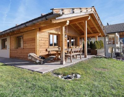 Chalet ‘Hugo’ with Mountain View, Shared Pool and Wi-Fi