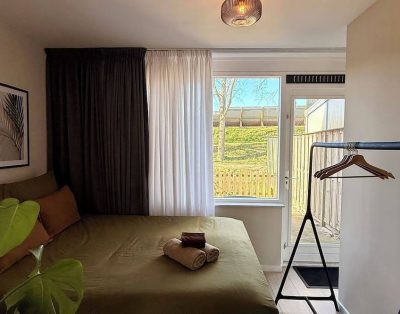 Cosy, stylish fully private studio with backyard – free parking until 17 nov