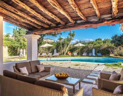 Air-conditioned Holiday Home with Pool, Terrace and Wi-Fi