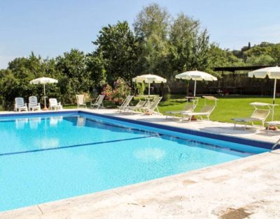 Farmhouse ‘Podere Del Pereto Bio- 202’ with Shared Pool, Private Garden and Wi-Fi