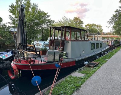 London Dutch Barge – Sleeps 3 & Cosy Fireplace