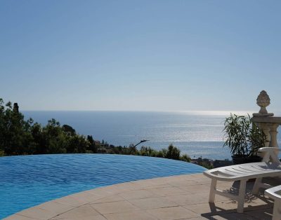Modern 3-bedroom villa with pool and air conditioning