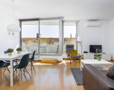 Sunny and spacious, few minutes from the beach