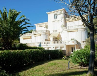 Villa on Côte d’Azur with Beachfront Views